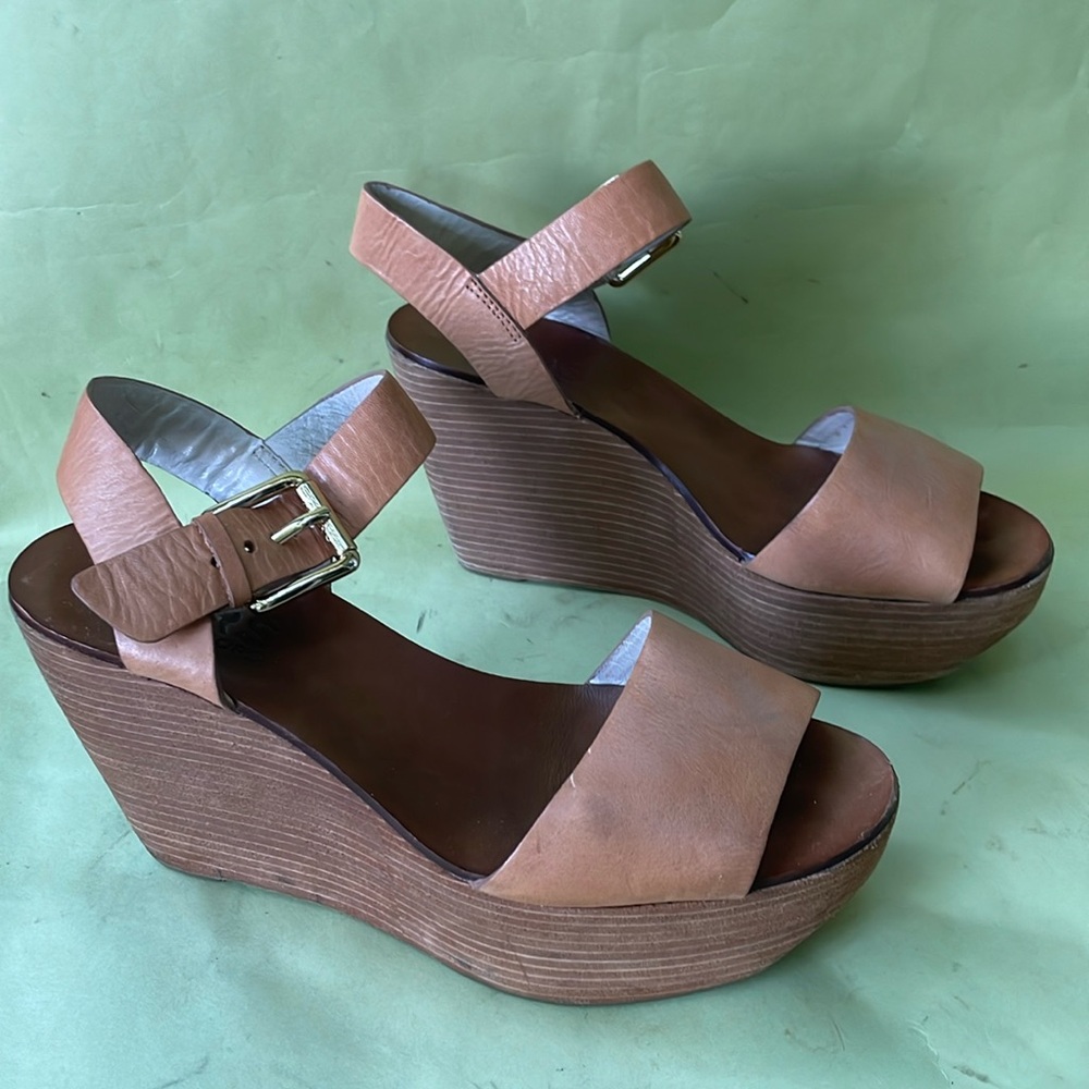 Vintage caramel color/gold Kors Michael Kors leather wedges - Picture 4 of 11